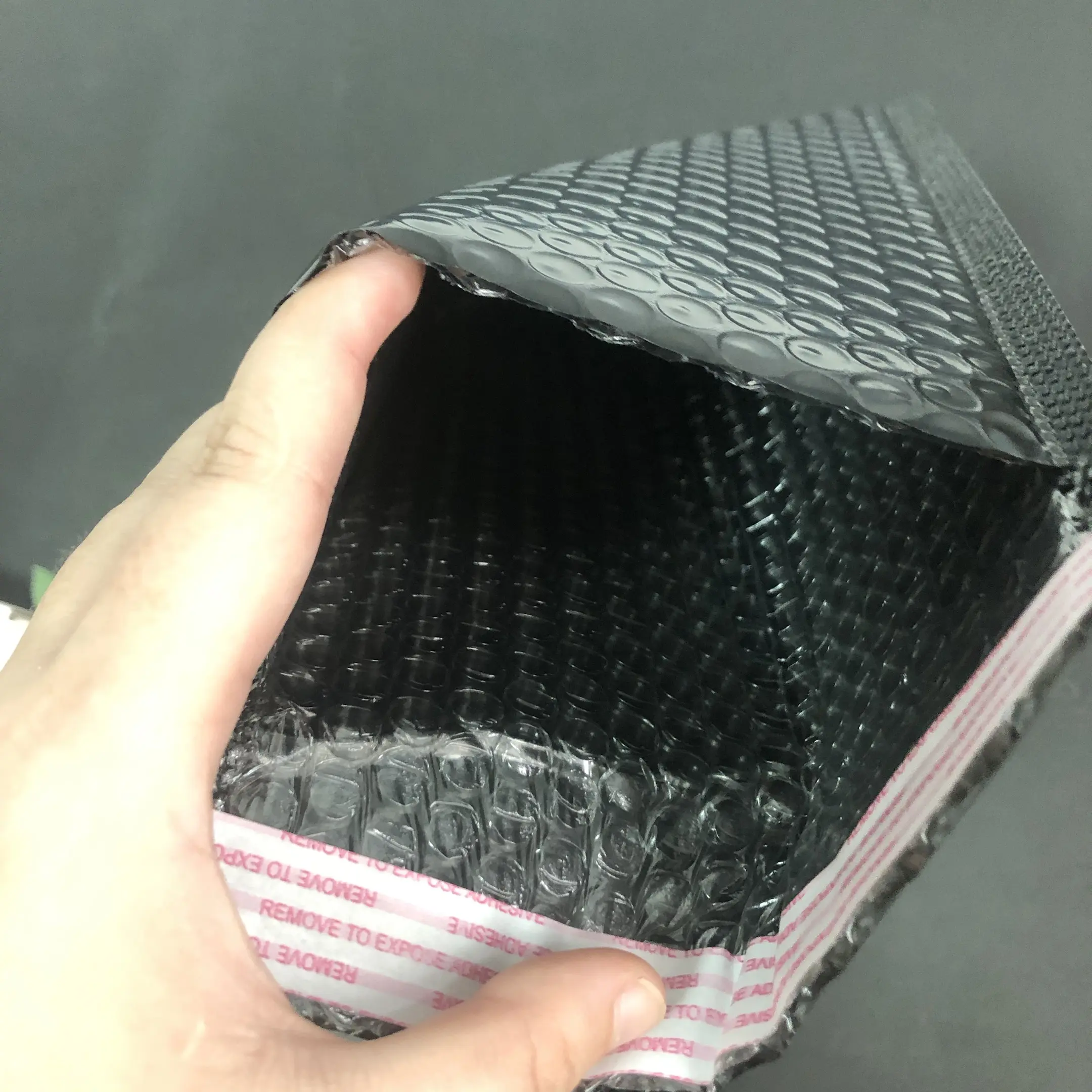 Customized logo matte black bubble mailer for cosmetics