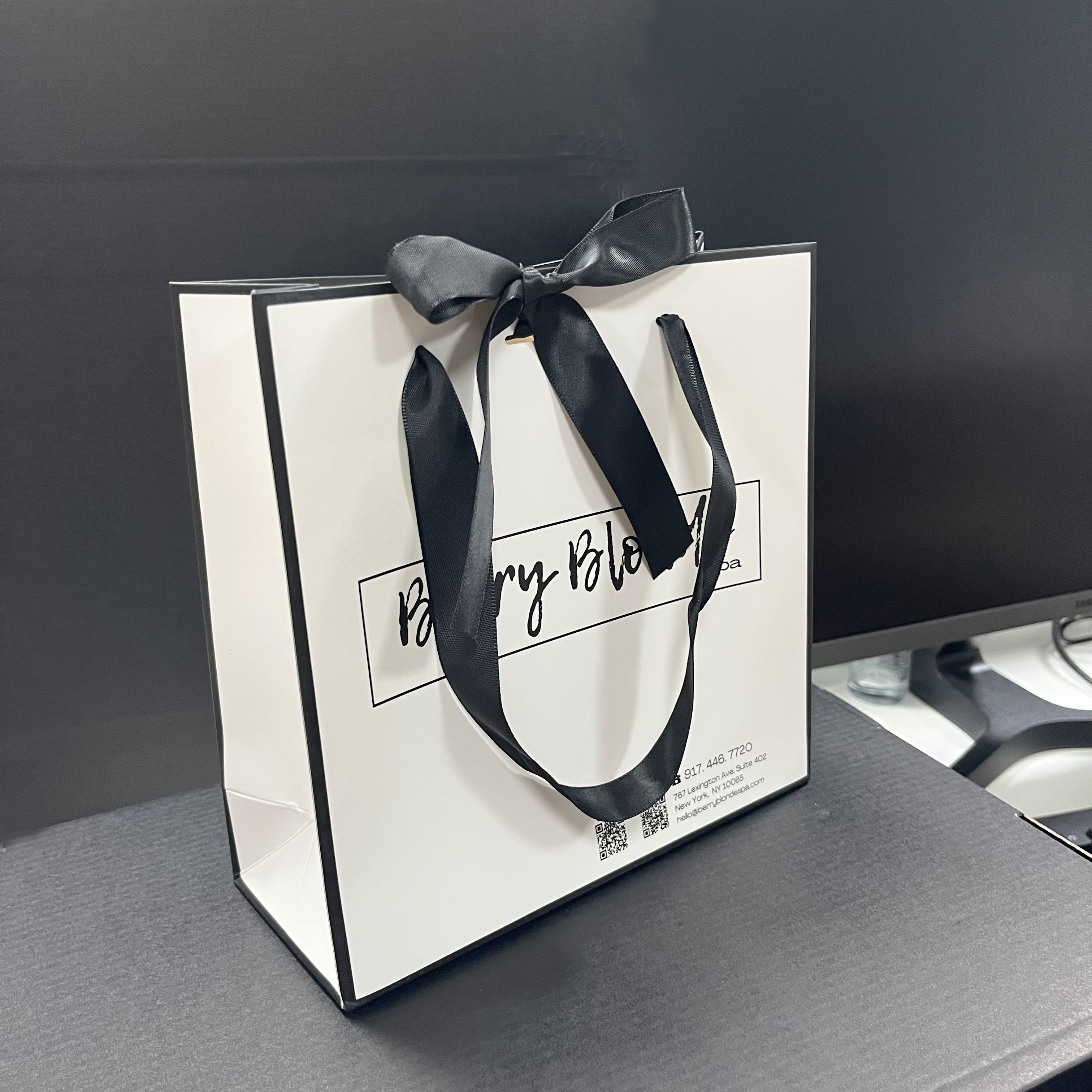 Customized logo luxury white shopping paper bag with ribbon
