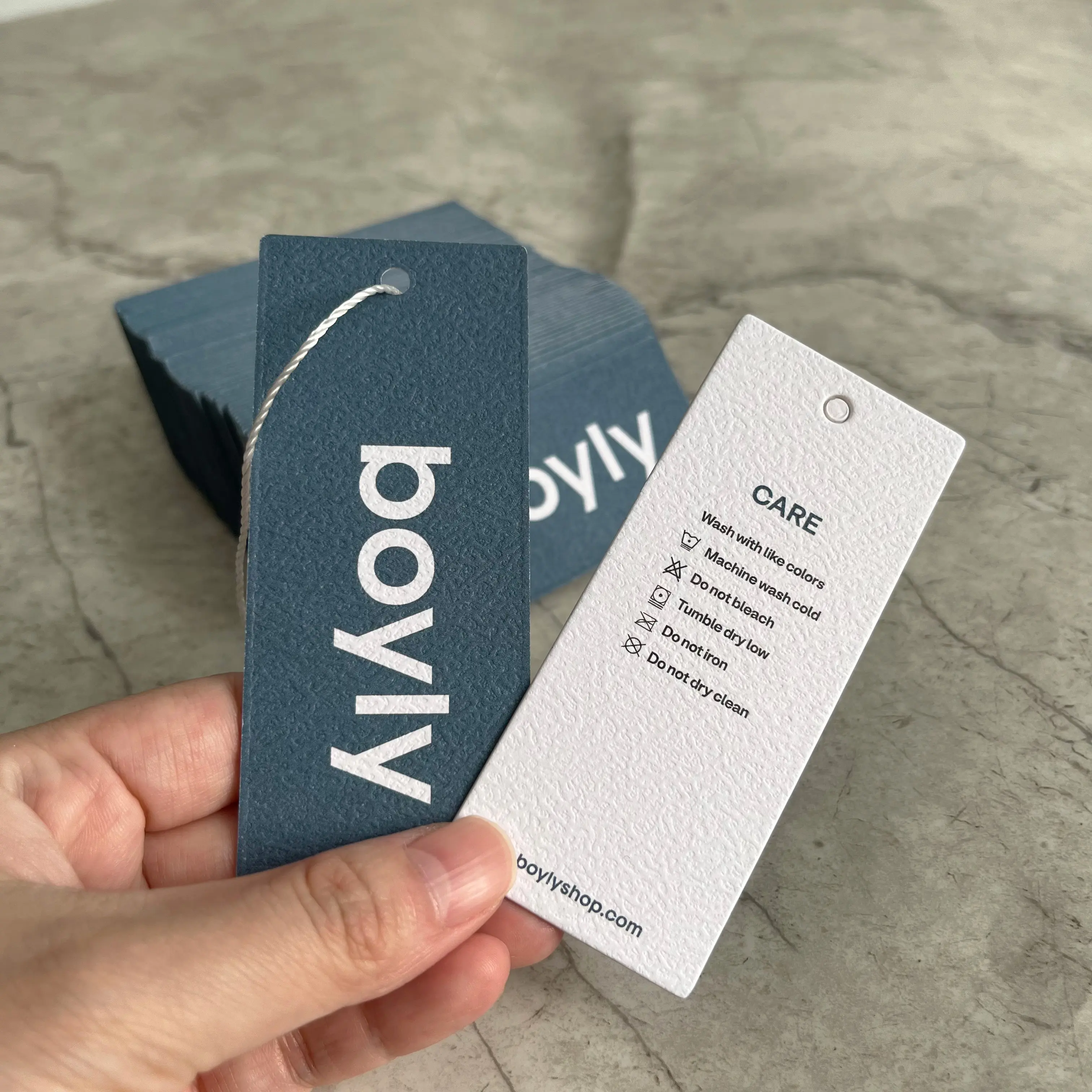China hang tag custom logo luxury hang tags garment hang tag string clothes label
