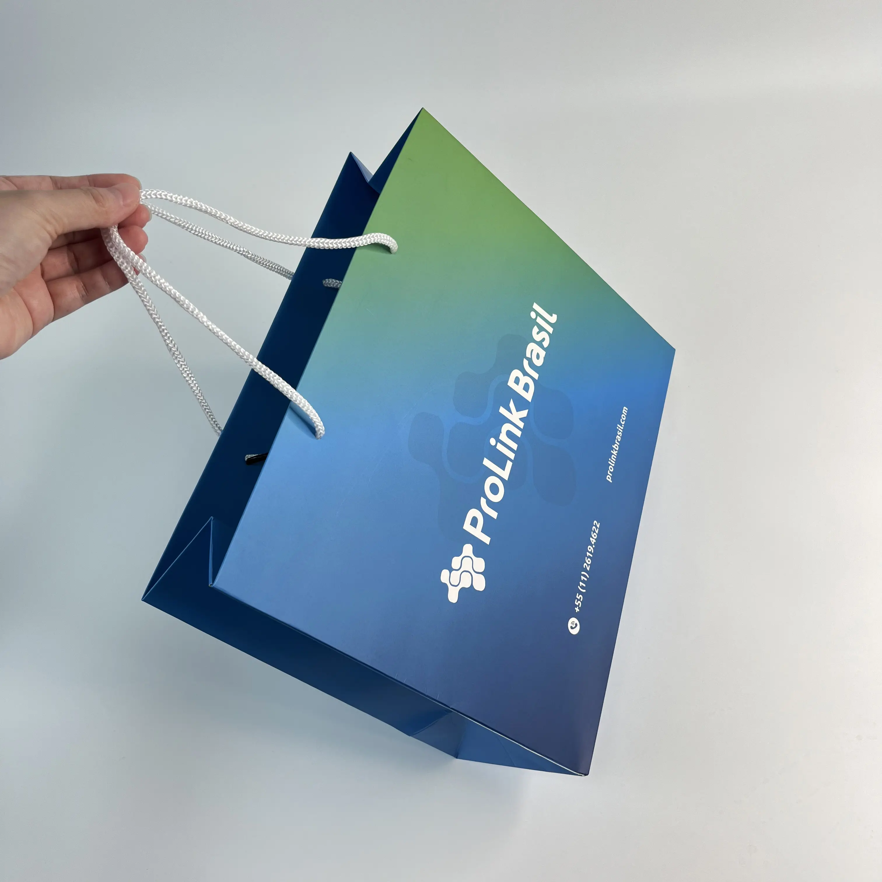 Full-custom paper bag for clothing shopping