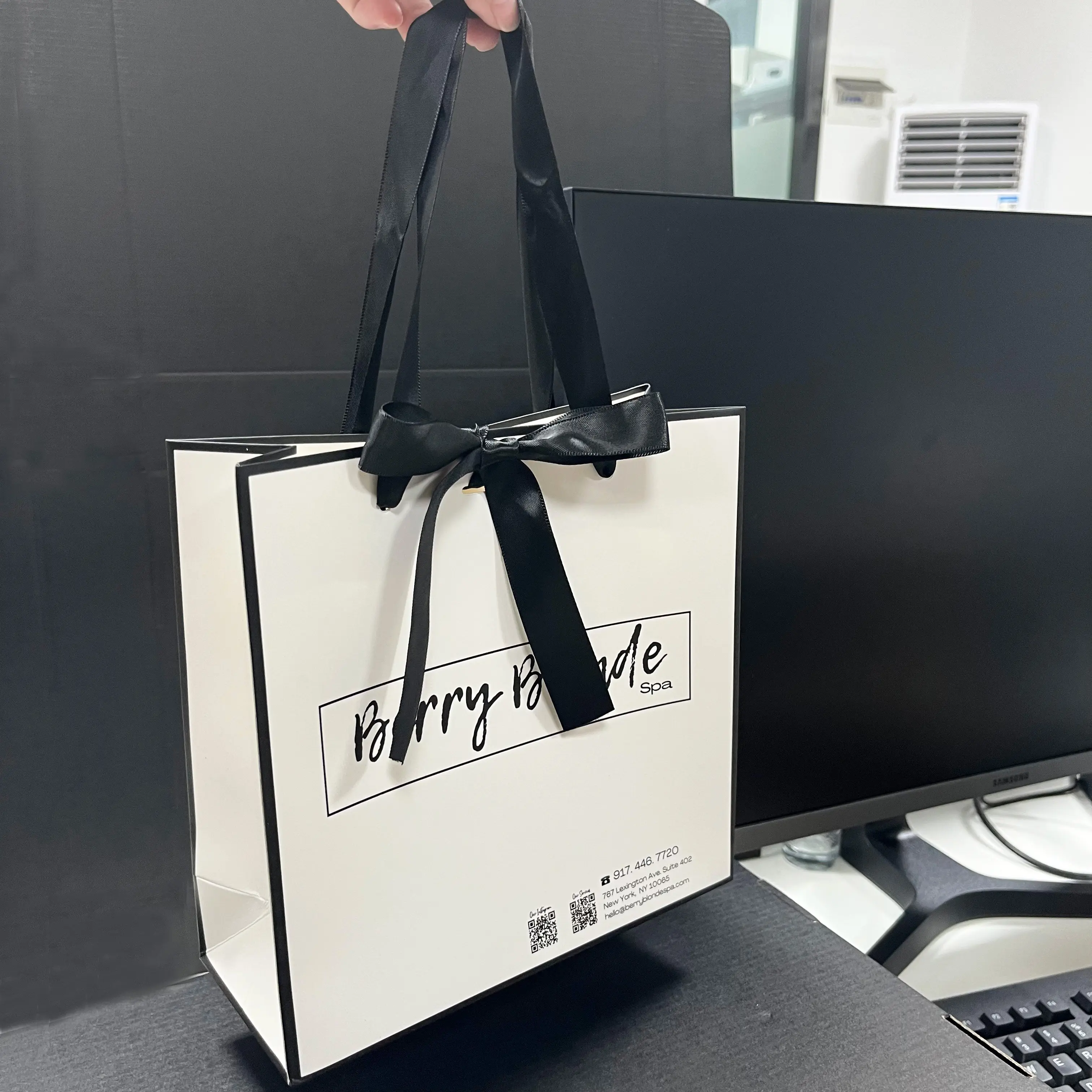 Customized logo luxury white shopping paper bag with ribbon